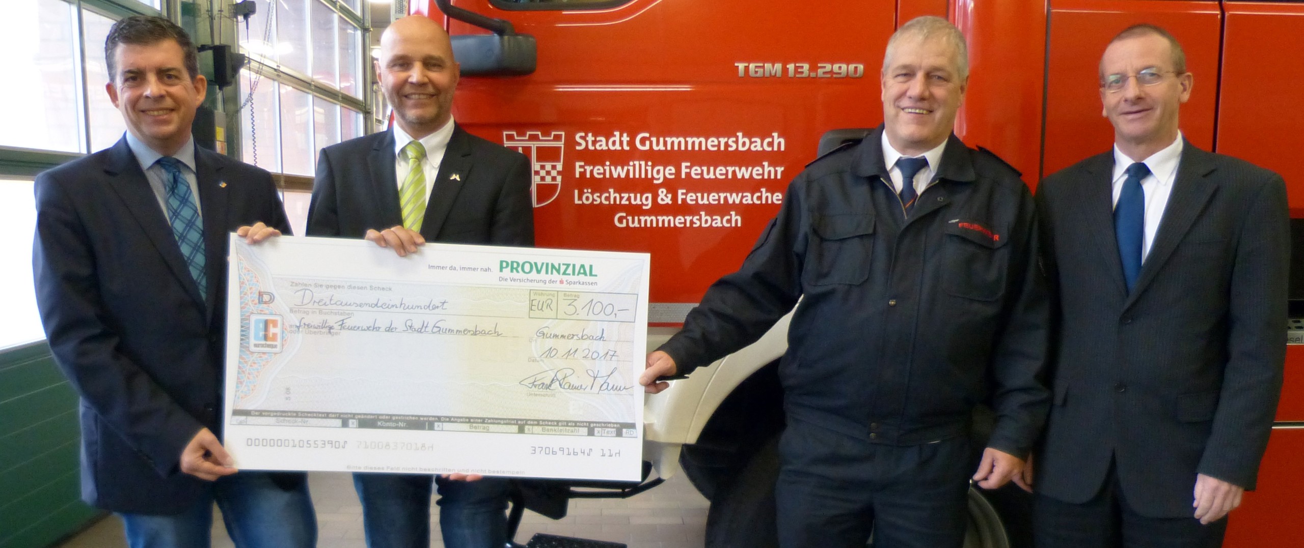 Scheckübergabe bei der Feuerwehr