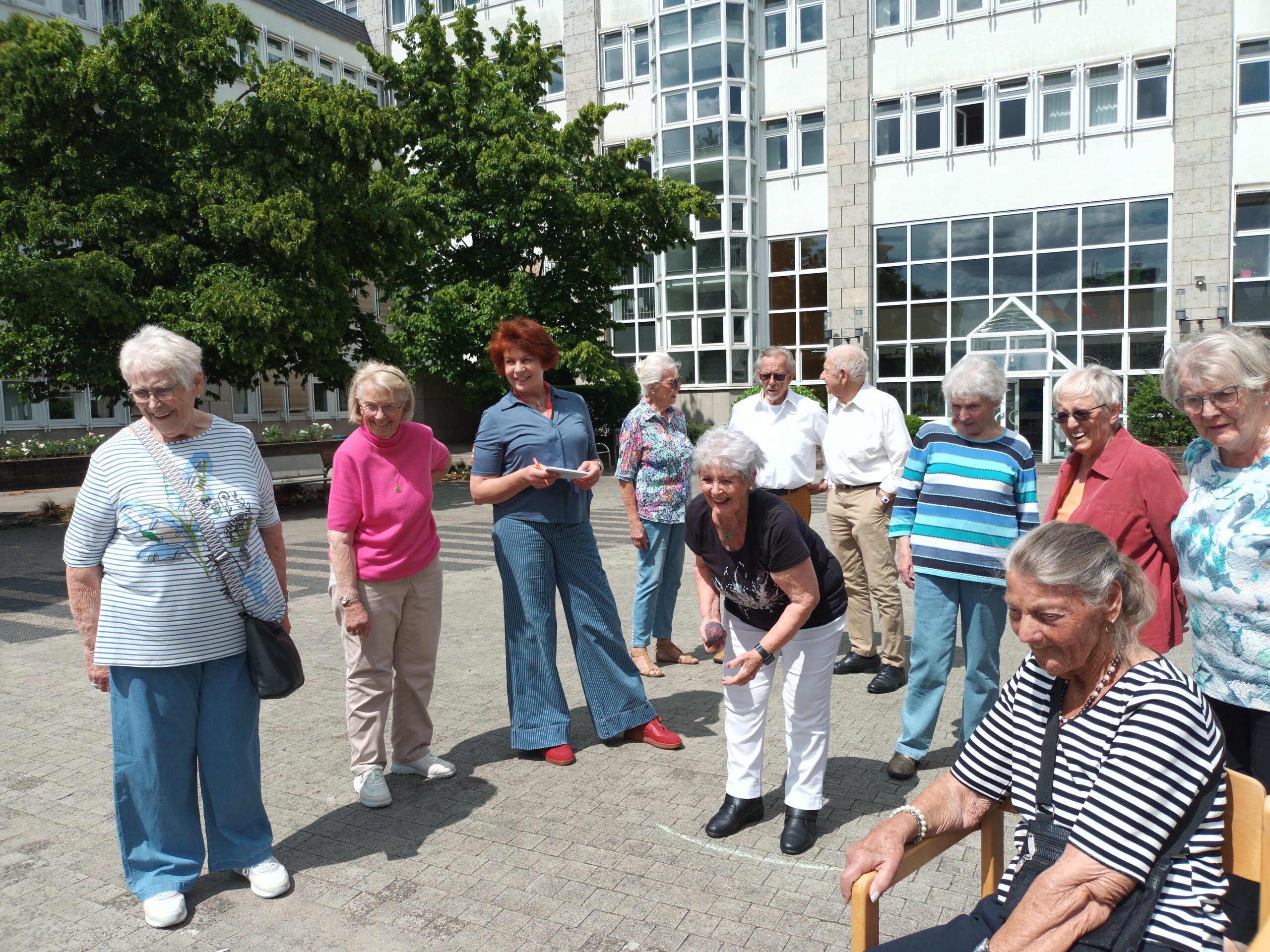 Menschengruppe beim Cross Boccia Spiel